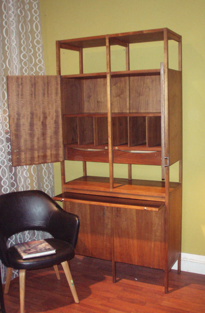 Vintage American danish modern wet bar by Lane/Altavista company in walnut.
Plenty of storage behind the pair of double doors and a slide out counter black laminate shelf/counter top to mix your favorite cocktail
$795.00